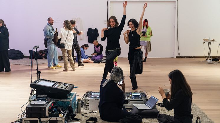 Basically_Dans Nikima Jagudajev, Ezra Fieremans_Video Yevheniya Kravets_Matta Maria Muehombo (MIMI), Laura Stellacci_Foto Jean-Baptiste Béranger
