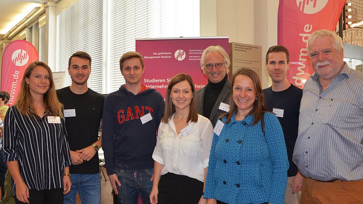 (v.li.): Carla Ziehmann, Pascal Blaumeiser, Julian Schmitt, Julia Brasch, Prof. Hans Rüdiger Kaufmann, Dr. Mareike Martini, Timo Grünzinger, Peter Schubert, Geschäftsleiter Software Kontor. Foto: Ekkard Miedke