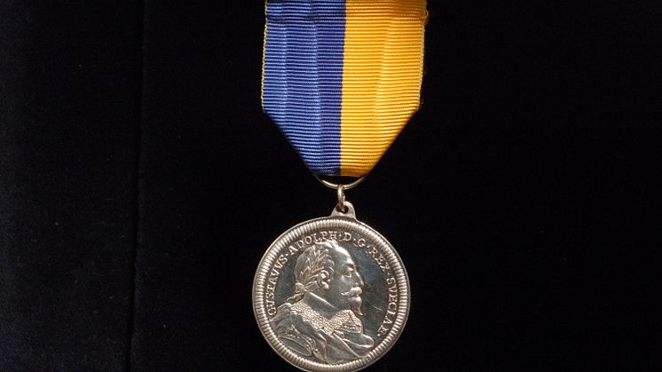 Den äldre Gustaf Adolfsmedaljen kallas också Hedlinger-medaljen efter gravören Johann Carl Hedlinger.