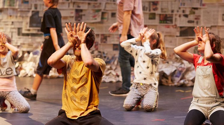 Skånes Dansteater söker tjejer 8-11 år som älskar att dansa till föreställningen Men & Girls Dance i höst