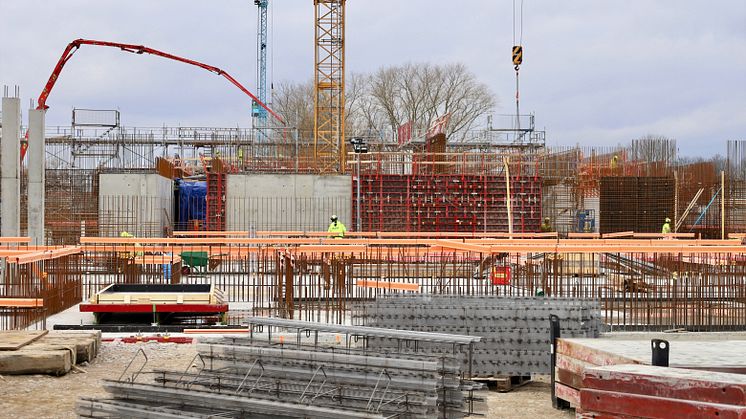 Nytt reningsverket i Kristianstad, slamhanteringen renoveras och nya intagspumpstationer byggs. Sammantaget med alla ledningar handlar det om en miljard kronor under en tioårsperiod för att möjliggöra förtätning och expansion av staden. Bild: NCC