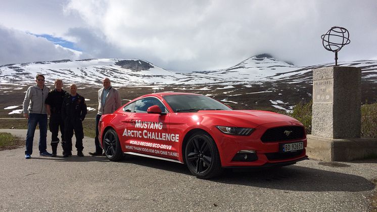 Knut og Henrik satte verdensrekord med sportsbilikonet Ford Mustang. Her ved Polarsirkelen før avreise