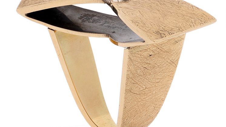 Jytte Kløve- "Regnbuer i natten" ring af 14 kt. guld og delvist forsølvet guld prydet med diamant på 0.68 ct. B. 21 mm. Str. 57. Vurdering- 20.000-25.000 kr..jpeg