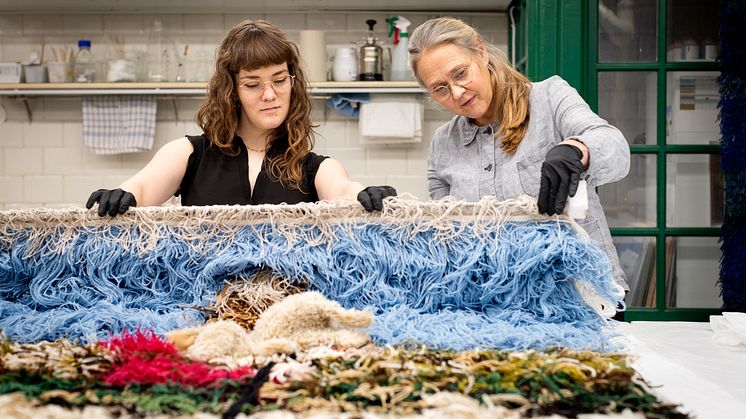 Resdienskonstnären Katerine Skovsgaard tittar på Emelie Röndahls verk ’Child picking cotton in Uzbekistan’, tillsammans med Röhsskas konservator Susanne Stenbäcken. Foto: Kristin Lidell
