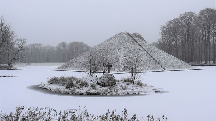In einer Pyramide begraben liegt Hermann Fürst von Pückler-Muskau in einem See im Branitzer Park. Foto: Stiftung Fürst-Pückler-Museum Park und Schloss Branitz. 