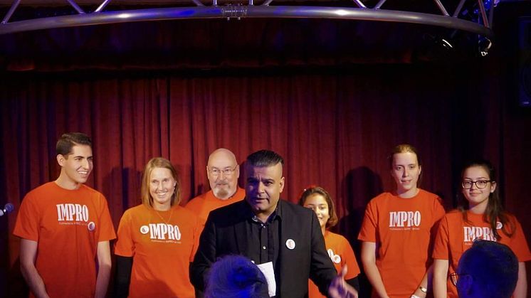Improviserad teater med humorn som främsta vapen 