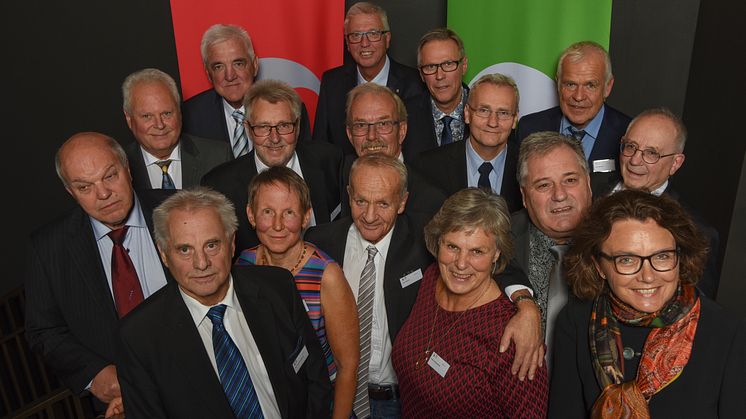 Konsernsjef Tone Wille (foran til høyre) gratulerte jubilantene som alle har jobbet 50 år i Posten. Se nederst i saken for navn på jubilantene.