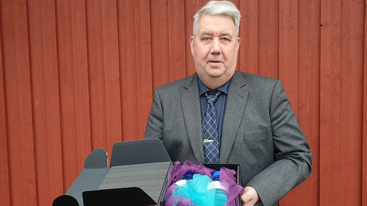 Kent-Ove Långström med det vatten som skickades till riksfinalen i Kranvattentävlingen.