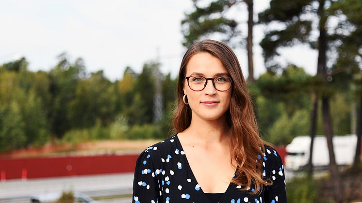 Alva Helin, projektledare på verksamhetsutveckling har hjälpt Autoexperten och KGK att ta fram nytt ramverk för att mäta cirkularitet och miljöpåverkan.
