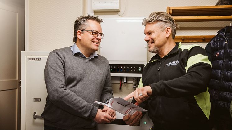 Johan Hallbeck med installatör från Solotec Energiteknik jobbar tillsammans med Rexel. Foto: Lena Evertsson.
