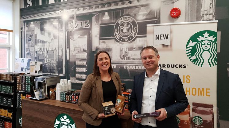 Nu får svenskarna möjlighet att använda Starbucks goda kaffe i hemmet, säger Jonas Holfve som är chef för Nestlé i Sverige här med Tanja Wirholm, produktchef.