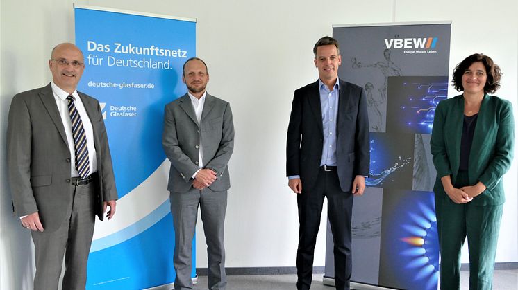 Vereinbarung für schnellen und sicheren Glasfaserausbau in Bayern: Detlef Fischer (VBEW), Florian Mattner (VBEW), Marius Dallmann (Deutsche Glasfaser) und Anja Genetsch (Deutsche Glasfaser) (v. l. n. r.).