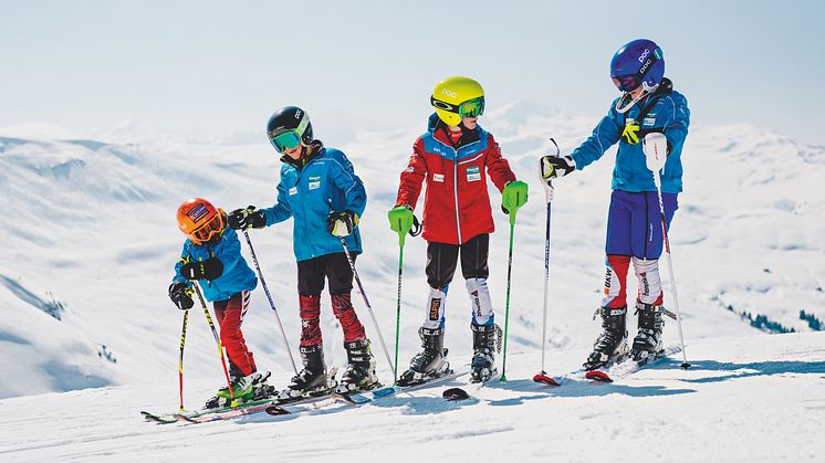 Kleine Skifahrer auf den Pisten © Schweiz Tourismus / Fotograf Silvano Zeitler