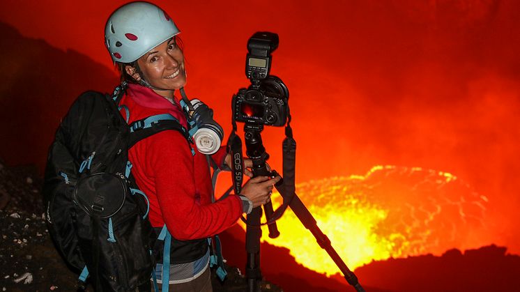 Canon Ambassadör Ulla Lohmann fotografer en vulkan under utbrott
