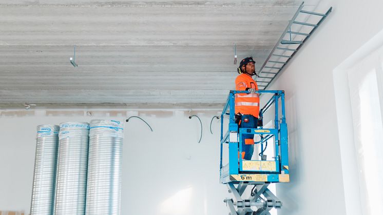 Nostimen tai telineen päällä suoritettava asennustyö on sekä käsille että jaloille vähemmän kuormittavaa ja turvallisempaa kuin A-tikkailla tehden
