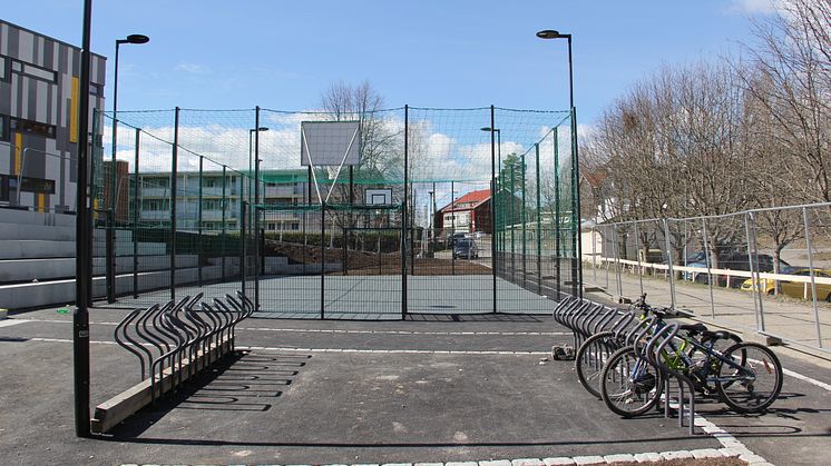 Ballbingen og sykkelparkeringen foran nyoppusset Johan Scharffenbergs vei 105.