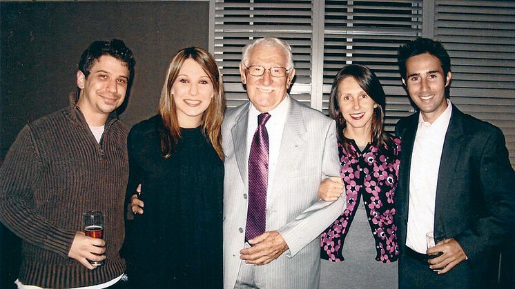 Eddie Jaku_90th_with_grandchildren_(c) privat.jpg