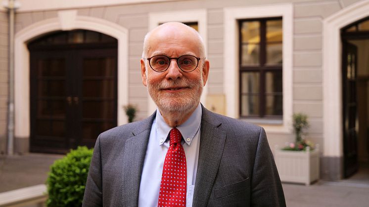 Ton Koopman, Präsident der Stiftung Bach-Archiv Leipzig, im Innenhof des Bosehauses 