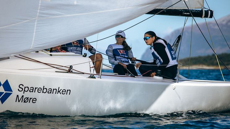 Jenter i J70 - 1