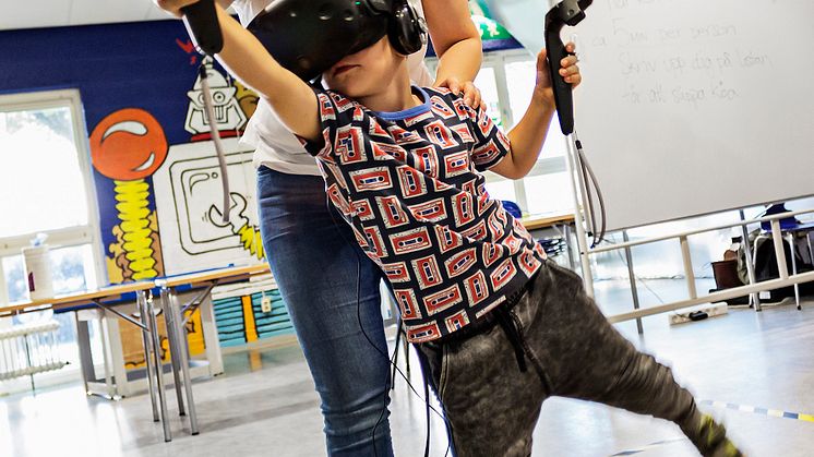 Dela fruker som en ninja i  VR-spelet Fruit Ninja.