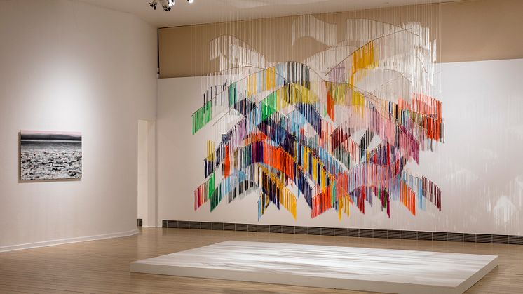 Installationsvy: Outi Pieski, Min eana, min ivnniiguin/Vårt land, våra löpande färger, 2015