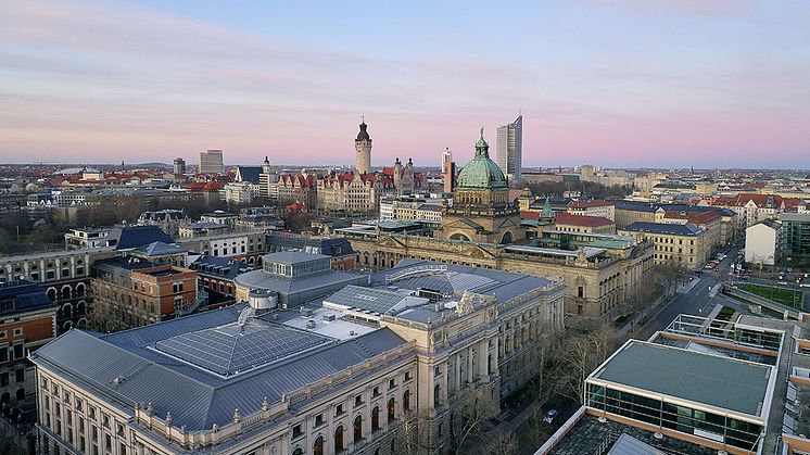 Blick auf die Beethovenstraße mit der Skyline von Leipzig 