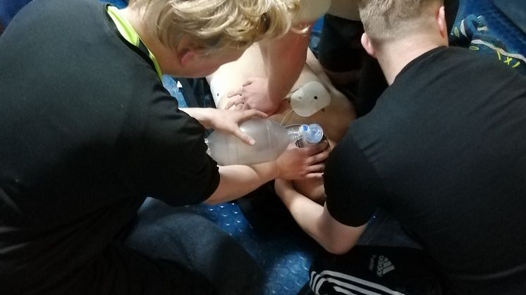 2020 04 17 Colleagues perform CPR on Asbjørn Morell and give him air - credits ESVAGT
