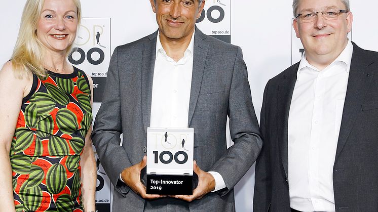 Wissenschaftsjournalist und TOP 100-Mentor Ranga Yogeshwar (Mitte) mit Katrin Köster, Leiterin BPW Unternehmenskommunikation, und Dr.  Markus Kliffken, Mitglied der Geschäftsleitung/ Innovationsmanagement bei BPW. 
