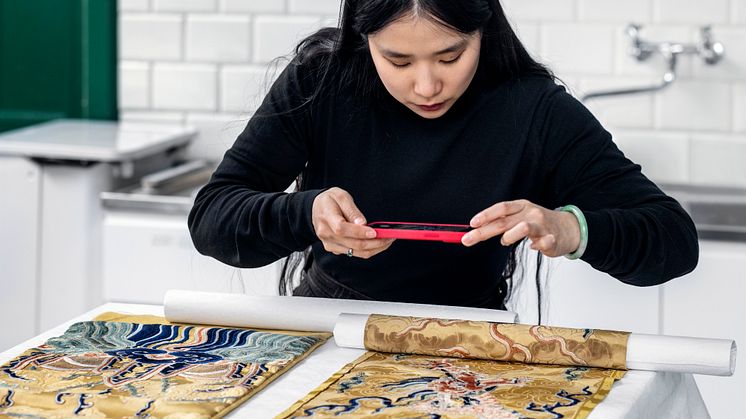 Lap-See Lam in the process of 3D scanning objects from the Röhsska museum for her new work Raining Dragon Scales. Photo: Carl Ander