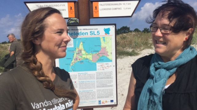 Anna Nordstrand, destinationsutvecklare, och Agneta Karlsson (MP),  barn- och utbildningsförvaltningen besökte Falsterbo Naturum tillsammans med politiker och tjänstemän från flera olika förvaltningar.  Foto: Hässleholms kommun