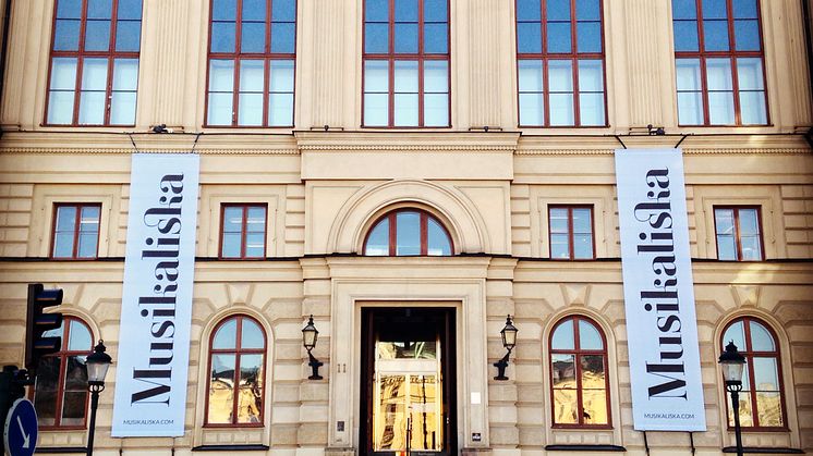 Musikaliska bjuder till utbudsdag för alla som jobbar med att beställa kulturupplevelser till barn. Syntolkning: Byggnaden med flaggor som det står Musikaliska på. Foto: Musikaliska
