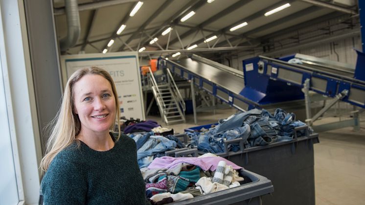 I Malmö ska en anläggning för automatiserad textilsortering byggas upp. Maria Elander på IVL är projektledare. Foto: Anette Andersson