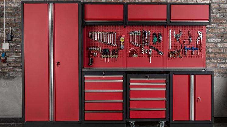 Snygg och praktisk garageinredning på ett kick. Och det för under 12.500 kr! Den rödsvarta inredningen från Verktygsboden består av ett fullstort verktygsskåp av golvmodell, tre överskåp, tre hurtsar, en bänkskiva och en verktygstavla.