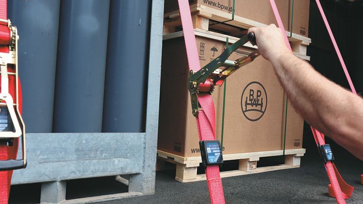 Auf der IAA Nutzfahrzeuge stellt BPW den Prototyp einer neuen intelligenten Ladungssicherung vor. 