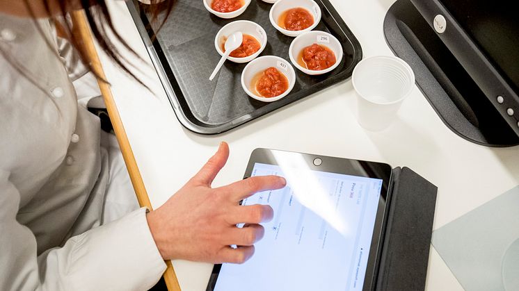De olika proverna med krossade tomater serverades i demoskålar, kodade med randomiserade 3 siffriga koder så att provsmakarna inte skulle veta vilken som var vilken. Foto: Pavel Koubek