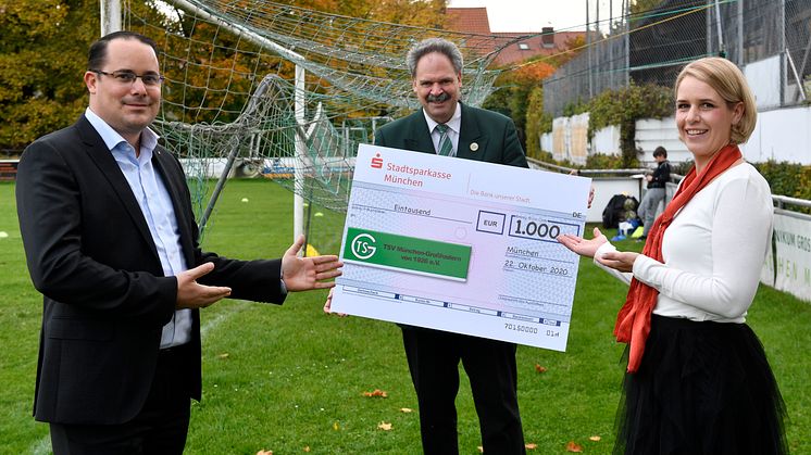 Peter Kastenmeier (Mitte), Präsident des TSV München Großhadern freut sich über den Spendenscheck. Überreicht wurde er von Regionalleiter Christofer Limmer und Filialleiterin Miriam Käppeler.