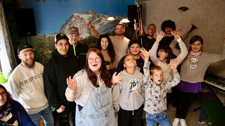 Schüler*innen der Dietrich-Bonhoeffer-Schule freuen sich über den Besuch der „Banda Comunale“.