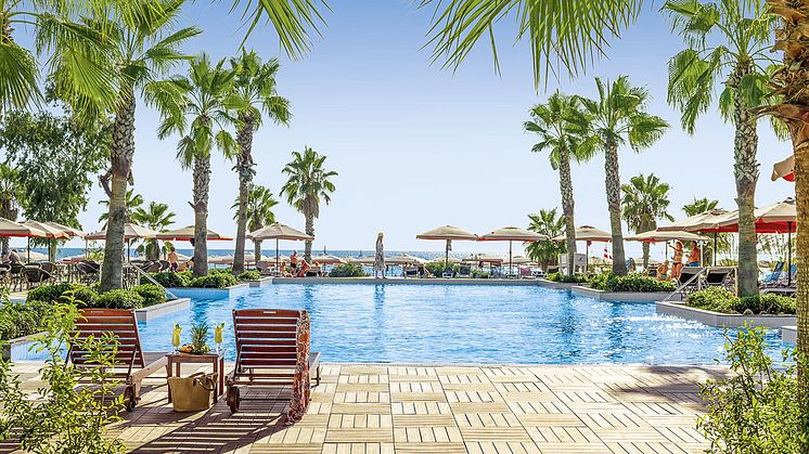 Direkt am flach abfallenden Sandstrand liegt das luxuriöse Übernachtungshotel Ali Bey Resort Sorgun.