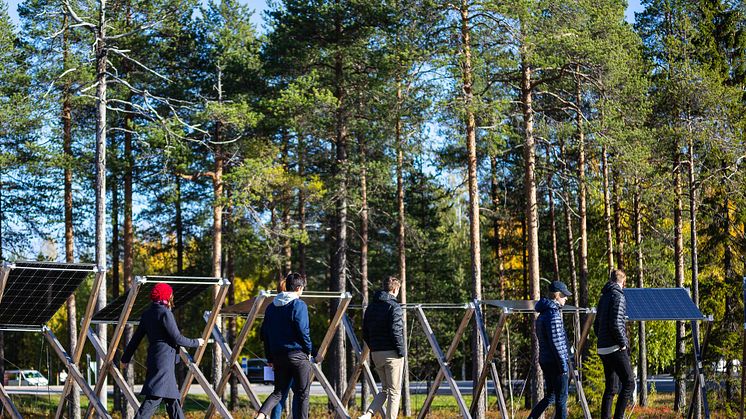 Elever tar del av innovationen Solvåg i Piteå vid ett tidigare års ForskarFredag.