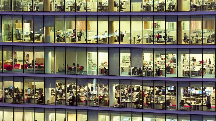 Las medidas de radón en centros de trabajo en más de 15.000 lugares en Suecia demuestran que pueden registrarse niveles elevados de radón con independencia de la planta y el punto específico de control.