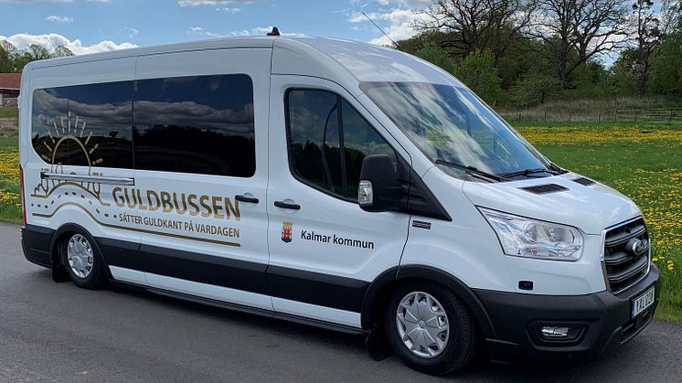 Kalmar kommuns nya tillgänglighetsanpassade Guldbuss som åker på utflykt med omsorgstagarna.