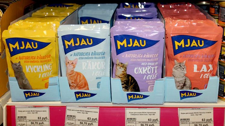 Mjaus kattmat pryder hyllorna i ryska djurbutiker