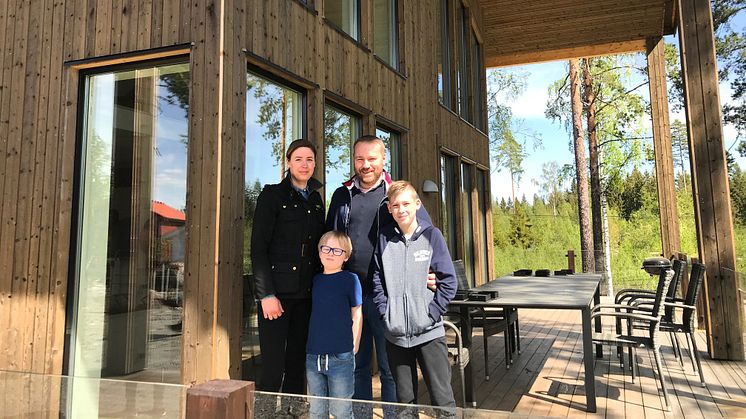 Familjen Pihlblad med föräldrarna Josefine och Fredrik, sonen Viggo och storebror Hugo hyr Dalarnas Villa under ett pågående utbildningsprojekt för minskade byggskador. Bild: Dalarnas Försäkringsbolag