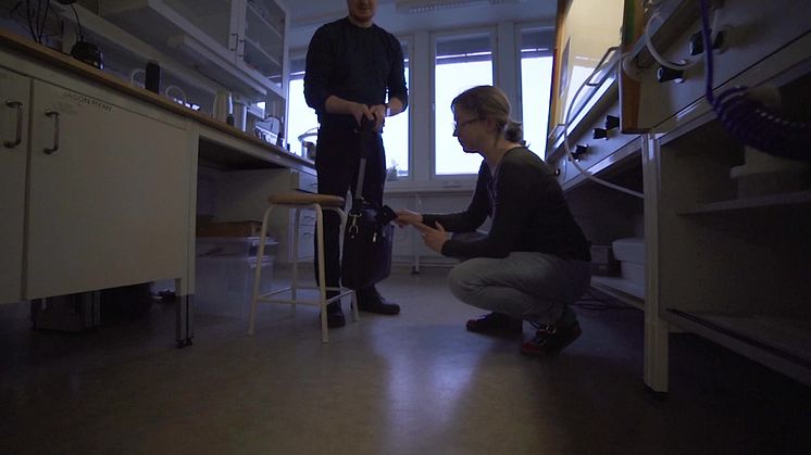 Elektrisk textil tänder lampa när den töjs