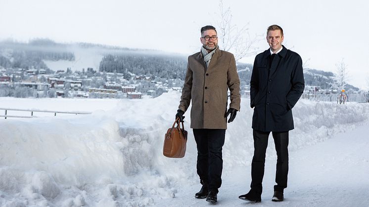 Fastighetsmäklarna Jim Edelsvärd (till vänster) och Fredrik Berglund etablerar nytt mäklarkontor i Östersund. Foto: Jens Jungdahl