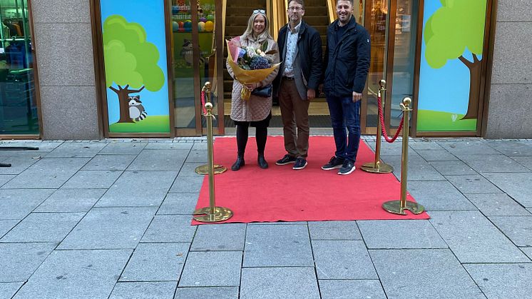 Bygg-Göta välkomnar Lekia till sin nya butik på Kungsgatan.  Linda Neidert, Bo Odqvist, Nemanja Brankovic