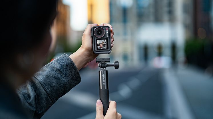 Osmo Action 5 Pro_Vlogging_Quick-Release forInstant Vertical Shooting_ vlog.jpg