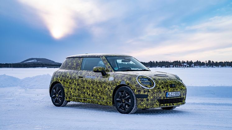 Uusi täysin sähköinen MINI testeissä lumella ja jäällä 