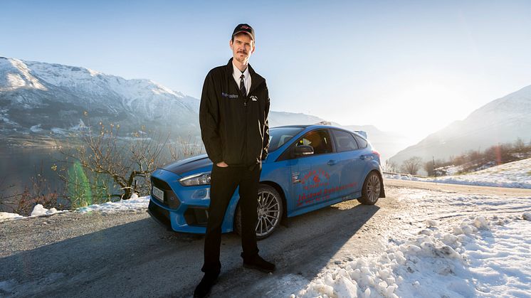 Taxichauffören Evold Jåstad tjänar sitt dagliga bröd i en lysande blå Ford Focus RS.