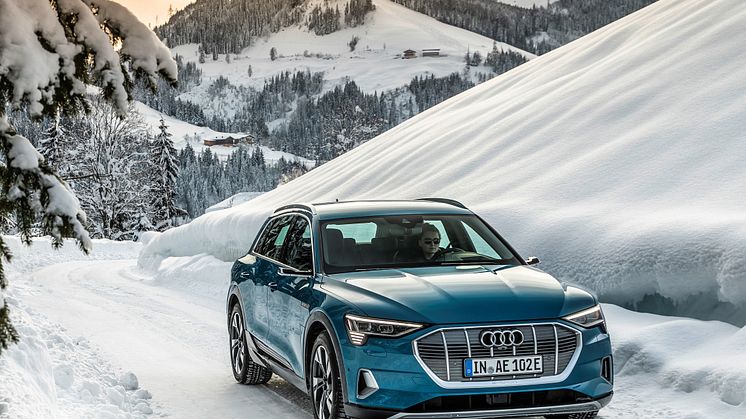 Audi e-tron (antiguablå) forfra